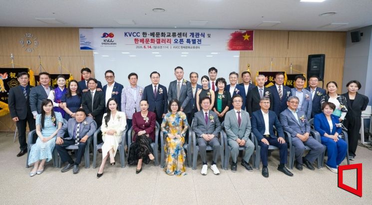 행사후 참섲들이 단체 기념촬영 하고 있다.[사진=권병건 기자]