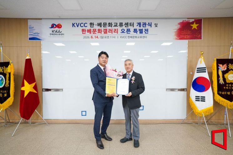 장광식 국가전략기획원원장(오른쪽)이 권재행 이사장에게 임명장 수여 후 기념 촬영 하고 있다.[사진=권병건 기자]