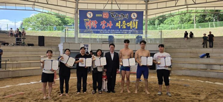 경산시는 '2026년 경산 자인 단오제 기념 전국 대학 장사 및 일반부 씨름대회'를 성황리에 개최했다. 경산시 제공