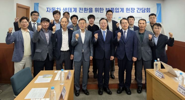 Participants are taking a commemorative photo at the "On-Site Meeting of the Parts Industry for the Transformation of the Automotive Ecosystem" held on the 22nd at Hyorim Precision in Pyeongtaek, Gyeonggi-do. KAIA