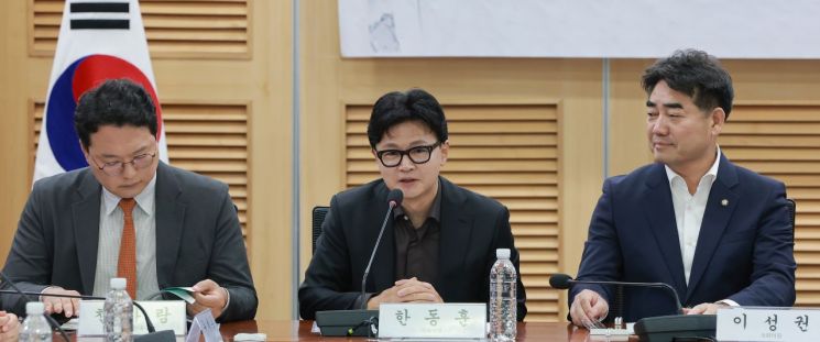 지난 6월23일 국회 의원회관에서 국민의힘 이성권 의원과 범시민사회단체연합이 연 '참정권 피해사태와 선거제도 개혁 국회 토론회'에서 무소속 한동훈 의원(가운데)이 격려사하고 있다. 연합뉴스