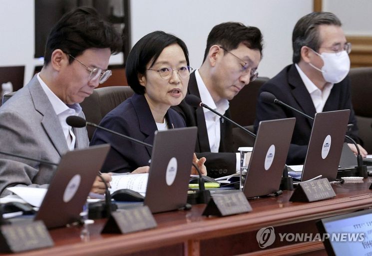 한성숙 중기부 장관이 23일 청와대에서 열린 국무회의 겸 비상경제점검회의에서 이재명 대통령 질문에 답하고 있다. 연합뉴스
