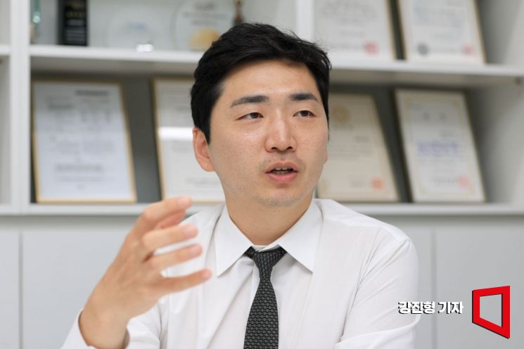 이치원 메디인테크 대표가 23일 서울 종로구 메디인테크에서 아시아경제와 인터뷰 하고 있다. 강진형 기자