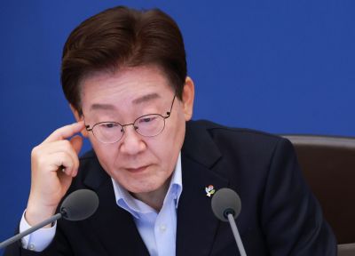 이재명 대통령이 23일 청와대에서 열린 국무회의 겸 비상경제점검회의에서 자료를 보고 있다. 연합뉴스
