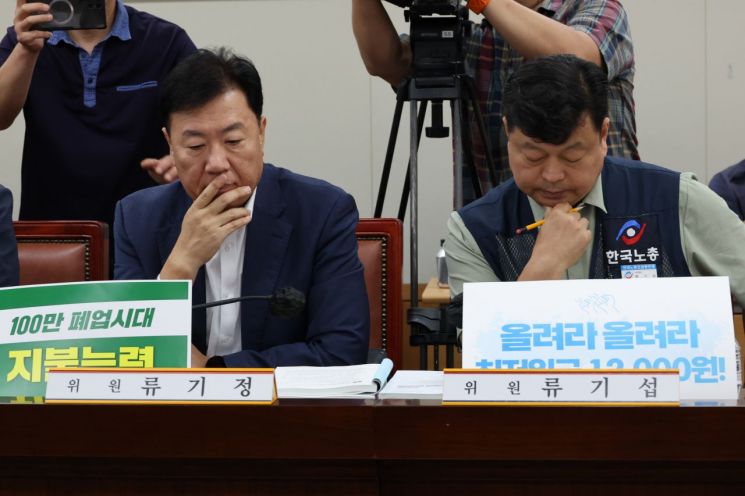 3일 정부세종청사 최저임금위원회에서 열린 제8차 전원회의에서 사용자위원인 류기정 한국경영자총협회(경총) 전무(왼쪽)와 근로자위원인 류기섭 한국노총 사무총장이 굳은 표정으로 발언을 듣고 있다. 연합뉴스