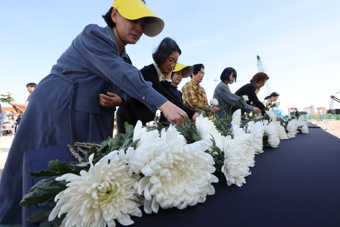 세월호 참사 헌화. 연합뉴스