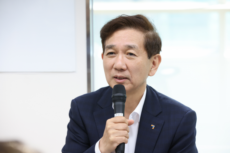 황성엽 금융투자협회장이 23일 서울 여의도 협회 건물에서 기자들과 만나 이야기하고 있다. 금융투자협회