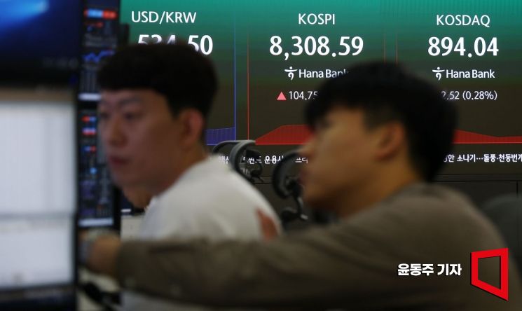 전일 사상 최대 낙폭을 기록한 코스피 지수가 24일 장 개장과 동시에 2% 넘게 오르며 장을 시작하고 있다. 서울 중구 하나은행 딜링룸 지수 현황판에 환율, 코스피, 코스닥 지수가 표시되고 있다. 윤동주 기자