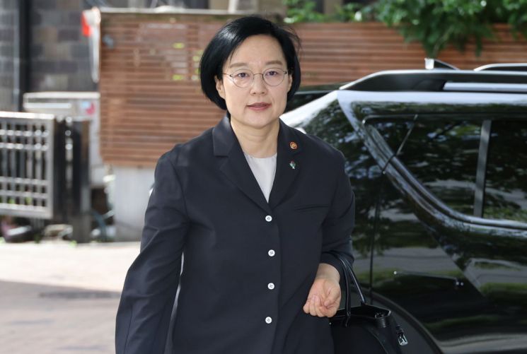 한성숙 국무총리 후보자가 24일 서울 종로구 통의동 금융감독연수원에 마련된 인사청문회 준비 사무실로 출근하고 있다. 2026.6.24 연합뉴스
