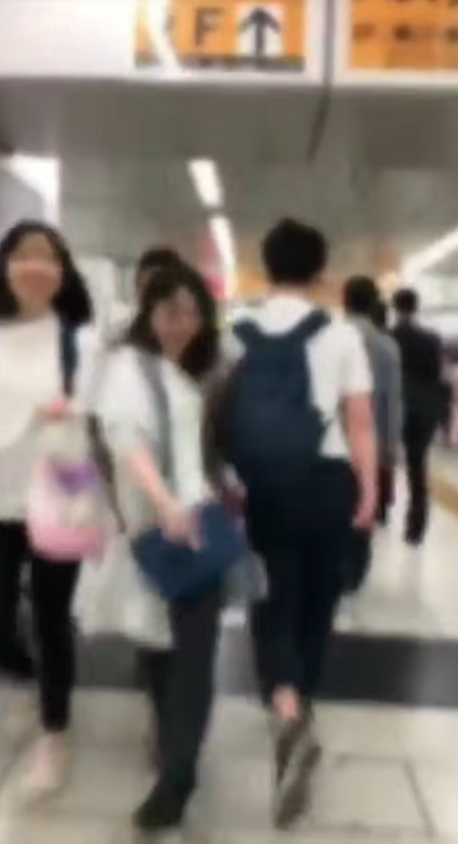 8년 전 일본 유튜브 채널에 올라와 일파만파 퍼졌던 부츠카리족의 영상. 지하철역에서 본인 앞에 있는 모든 여성들에게 부딪혀 논란이 됐다. 유튜브 캡쳐.