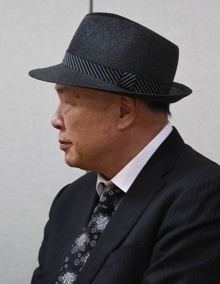 홍수환이 서울 송파구 서울아산병원 장례식장에 마련된 옥희의 빈소를 지키고 있다. 사진공동취재단