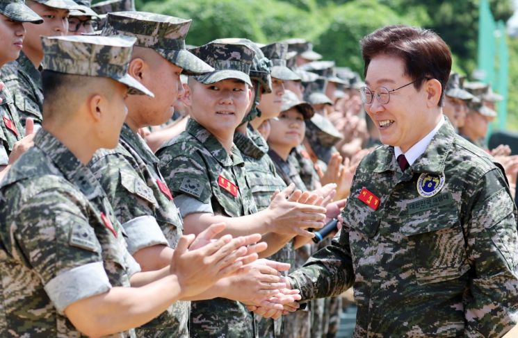 President Lee Jae-myung is greeting soldiers at the Marine Corps Yeonpyeong Unit in Ongjin County, Incheon on the 24th. Photo by Blue House Press Photographers, Yonhap News Agency