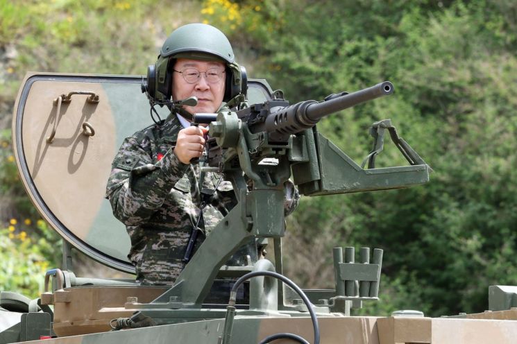 이재명 대통령이 24일 인천시 옹진군 해병대 연평부대에서 K9A1 자주포에 탑승해 K-6 중기관총을 조준하고 있다. 2026.6.24 연합뉴스