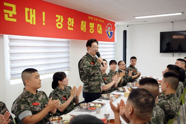 이재명 대통령이 24일 인천시 옹진군 해병대 연평부대에서 열린 장병들과의 오찬에서 격려사를 하고 있다. 2026.6.24 연합뉴스