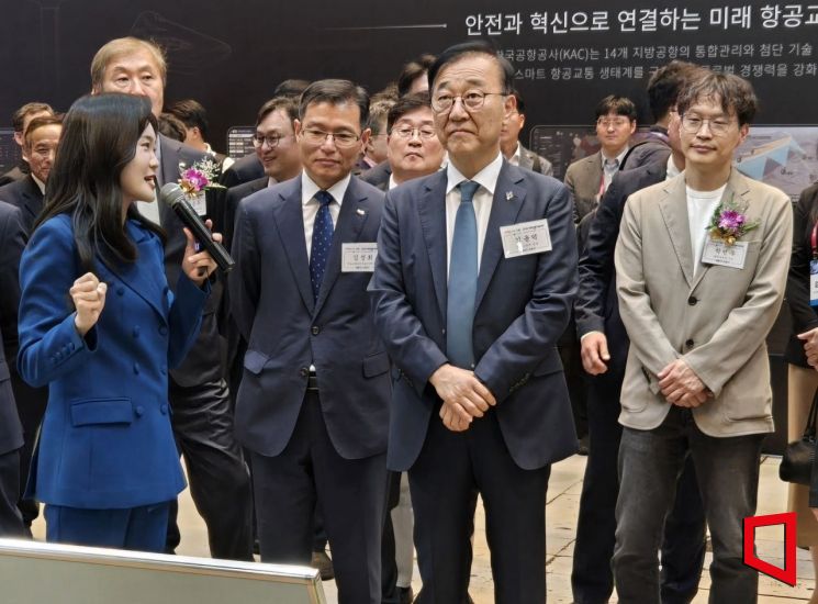 김윤덕 국토교통부 장관이 24일 '2026 국토교통기술대전'에서 전시관 설명을 듣고 있다. 김 장관 오른쪽은 박민우 현대차·기아 첨단차플랫폼 본부장(사장), 왼쪽은 김정희 국토교통과학기술진흥원장. 최서윤 기자