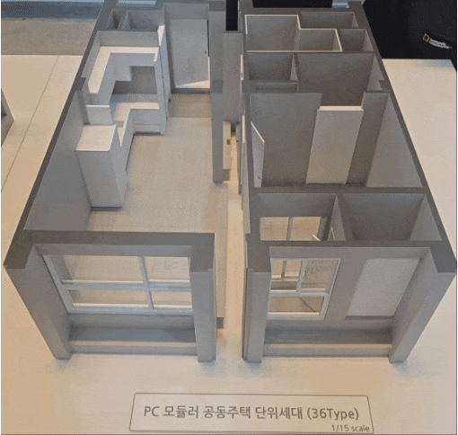 24일 '2026 국토교통기술대전'에 전시된 사전 제작형 콘크리트(PC) 모듈러 공동주택 단위세대(36㎡형) 축소 모형. 공장에서 미리 제작한 두 개의 모듈을 현장에서 맞붙여 하나의 주거 공간으로 완성하는 조립 방식이다. 최서윤 기자