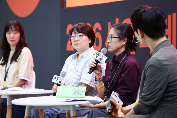 소설가 정보라가 24일 오후 서울 강남구 코엑스에서 열린 2026 서울국제도서전 주제강연 '글쓴이와 옮긴이'에서 질문에 답하고 있다. 연합뉴스