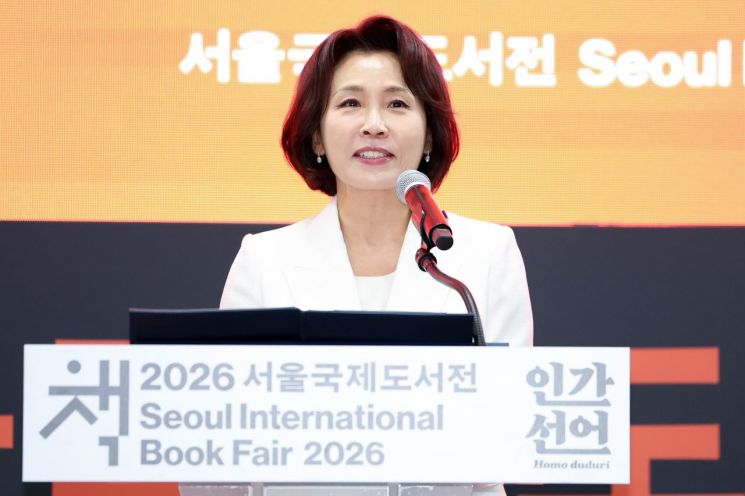 김혜경 여사가 24일 서울 강남구 코엑스에서 열린 서울국제도서전 개막식에서 축사를 하고 있다. 청와대통신사진기자단 연합뉴스