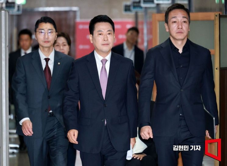 장동혁 국민의힘 대표가 지난 25일 국회에서 열린 최고위원회의에 참석하고 있다. 김현민 기자