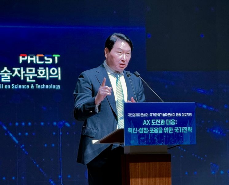 최태원 대한상의 회장이 25일 열린 국가과학기술자문회의·국민경제자문회의 AX 심포지엄에서 축사하고 있다. 사진=백종민 테크 스페셜리스트