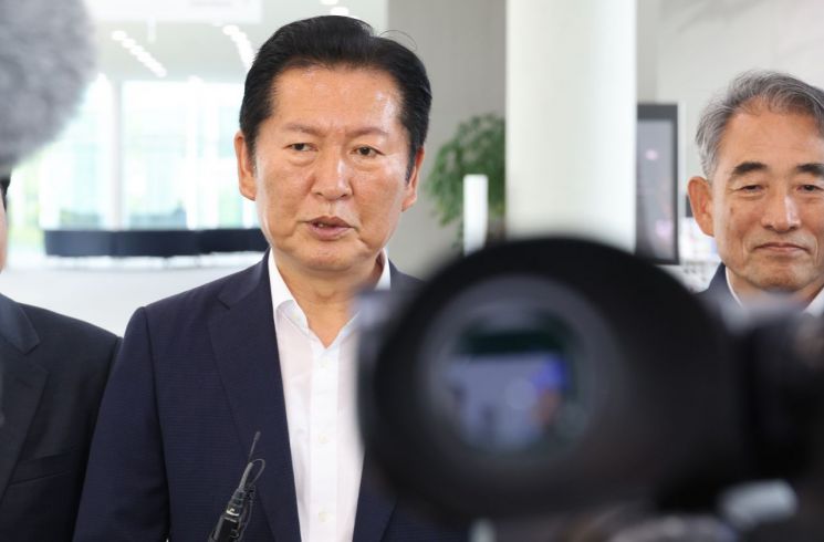 정청래 전 더불어민주당 대표가 25일 전북 정읍시 아우름캠퍼스에서 열린 전북지역 당선인 워크숍에 참석해 기자들에게 입장을 말하고 있다. 연합뉴스