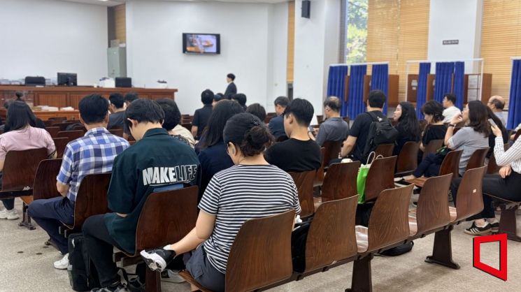 At around 10 a.m. on the 23rd, bidders were waiting for the auction to start at the Seoul Southern District Court auction courtroom in Yangcheon-gu, Seoul. As the bid opening began, the courtroom was once crowded with about 70 people. Photo by Jiye Lee