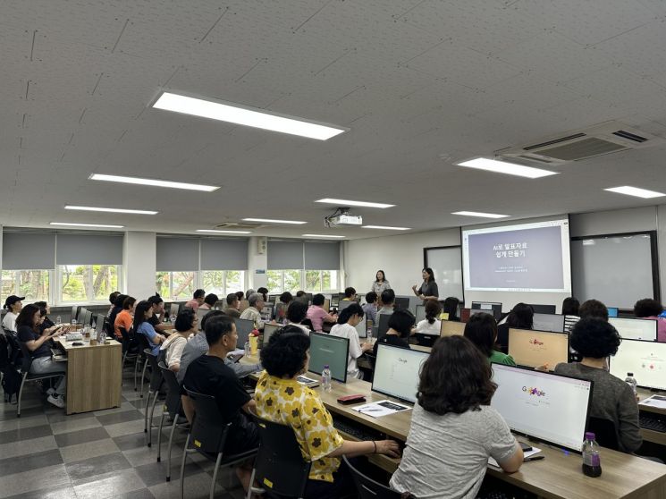 AI로 PPT 뚝딱… 경남정보대 AI 교육, 4050 만학도들 줄 섰다