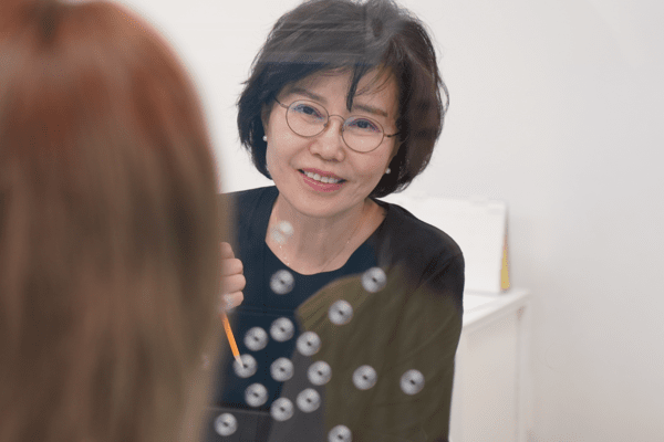 김은경 서민금융진흥원장 겸 신용회복위원장이 지난 4월 인천 계양 서민금융통합지원센터에서 현장 상담을 하고 있다. 신용회복위원회 제공.