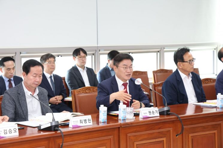 권순기 경남교육감 당선인이 경남교육청 직속기관 업무보고회에서 발언하고 있다. [사진제공=경남교육감직 인수위원회]