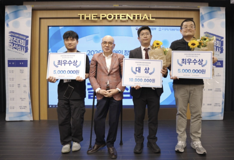 2026년 장애인 창업경진대회 수상자 기념사진. 왼쪽부터 최서현 예비창업자, 박마루 이사장(장애인기업종합지원센터), 이남희 대표(하이퍼놀로지), 황희풍 대표(에브리솔루션). 장기종
