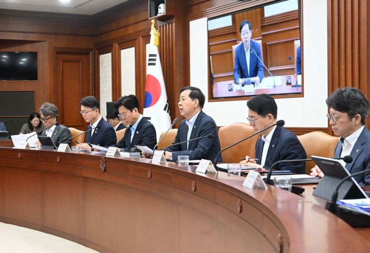 구윤철 경제부총리 겸 재정경제부 장관이 26일 서울 종로구 정부서울청사에서 열린 '비상경제본부 희의 겸 경제관계장관회의 겸 민생물가 특별관리 관계장관 TF'에서 모두발언을 하고 있다. 재정경제부