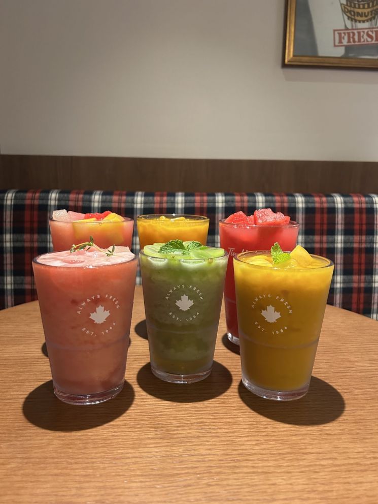 팀홀튼이 여름 시즌을 맞아 선보인 과일 음료 6종.