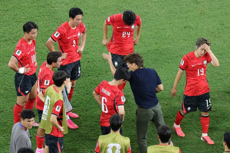 지난 24일(현지시간) 멕시코 몬테레이 스타디움에서 열린 2026 북중미 월드컵 A조 3차전 한국과 남아프리카공화국의 경기. 홍명보 감독이 후반 하이드레이션 타임 때 전술을 지시하고 있다. 연합뉴스