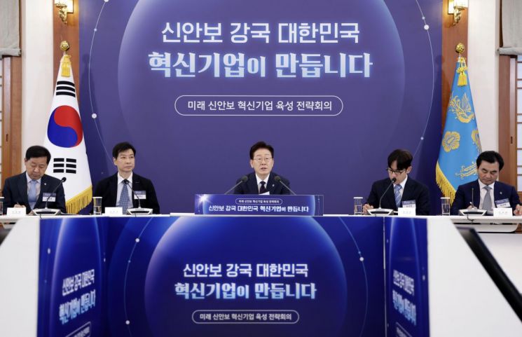 이재명 대통령이 26일 청와대에서 열린 '미래신안보 혁신기업 육성전략' 회의에서 발언하고 있다. 2026.6.26 연합뉴스