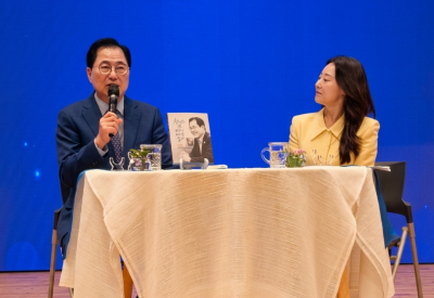 완도문화예술의전당에서 열린 퇴임 기념 '북콘서트'에서 신우철 군수가 사회자와 마주 앉아 지난 12년간의 치열했던 군정 비화와 소회를 허심탄회하게 나누고 있다. 이준경 기자