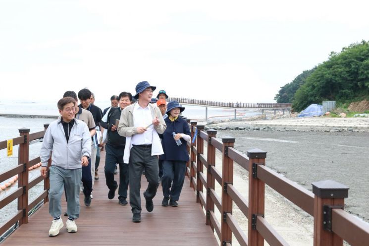 정명근 화성시장이 지난 26일 ‘화성 황금해안길'을 걷고 있다. 화성시 제공