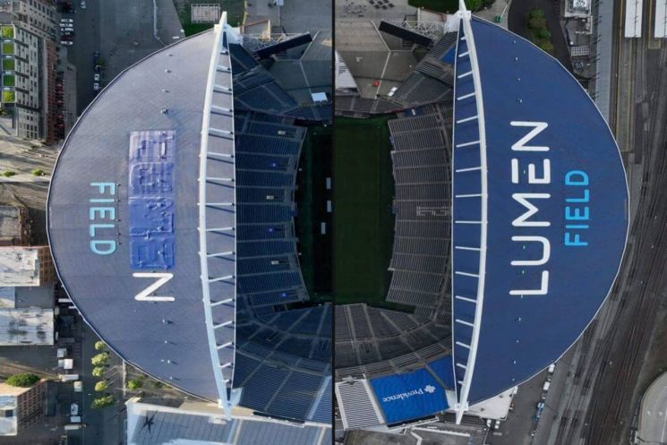 미국 시애틀 루멘 스타디움의 평상시 모습(오른쪽)과 국제축구연명(FIFA) 정책으로 이름이 가려진 모습(왼쪽). 게티이미지