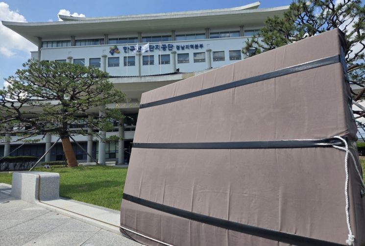 천으로 덮인 창원국가산단 윤석열 휘호석. 연합뉴스