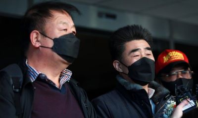 살인죄 누명으로 21년간 억울한 옥살이를 한 '낙동강변 살인사건' 피해 당사자 최인철씨(왼쪽)와 장동익씨가 2021년 2월 4일 부산고등법원에서 열린 재심 선고 공판을 마치고 소감을 밝히고 있다. 연합뉴스