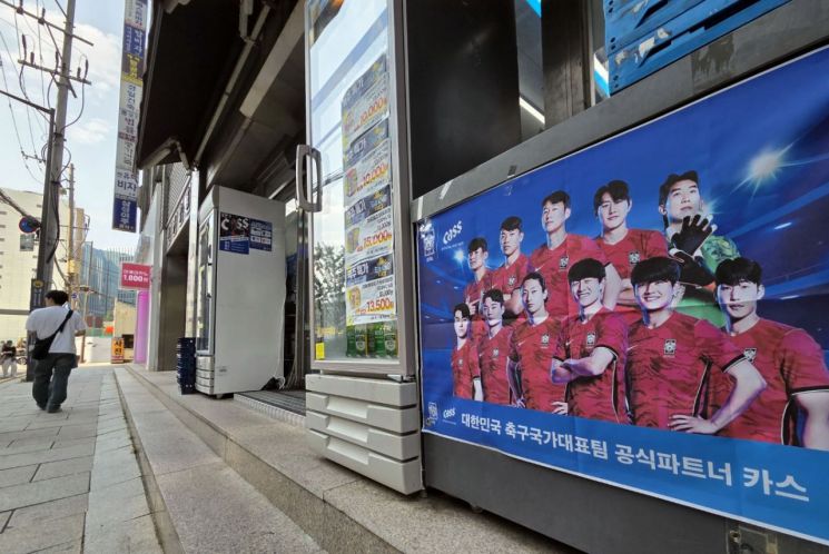 28일 서울 종로 한 편의점 앞에 축구국가대표팀 사진이 붙어 있다. 이날 대한민국 축구대표팀의 월드컵 32강 진출이 무산되면서 '월드컵 특수'를 기대했던 편의점 등 유통업계도 아쉬움을 감추지 못하는 분위기다. 2026.6.28 연합뉴스