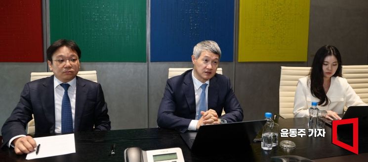 법무법인 율촌 소속 구자형(왼쪽부터), 이광선, 곽민지 변호사가 아시아경제와 인터뷰를 하고 있다. 윤동주 기자