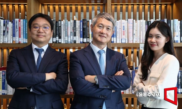 1심 뒤집은 한 수는 '비교대상 근로자'…율촌, 파견소송 항소심 승리[승소의설계]