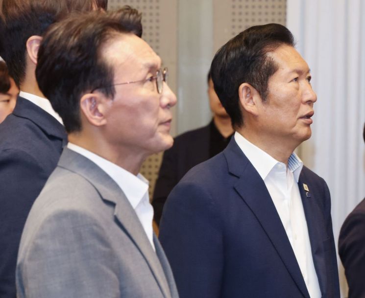 (경기 광주=연합뉴스) 홍기원 기자 = 김민석 국무총리와 더불어민주당 정청래 전 대표가 28일 경기도 광주시 곤지암리조트에서 열린 민주당 청년 당선인 워크숍에 참석, 애국가를 부르고 있다. 2026.6.28 [공동취재]    xanadu@yna.co.kr(끝)