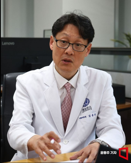 김용욱 강남세브란스병원장이 본지와의 인터뷰에서 답변하고 있다. 윤동주 기자