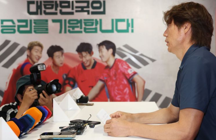 손흥민, 이강인, 김민재 등 최종 명단에 포함된 선수들은 이번 대회를 1인당 8000만원의 포상금으로 마무리하게 됐다. 2022 카타르 월드컵에서 원정 사상 두 번째 16강 진출을 달성하며 선수 1인당 최대 3억4000만원을 받았던 벤투호와 비교하면 크게 줄어든 규모다. 연합뉴스