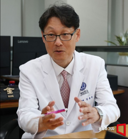 김용욱 강남세브란스병원장이 본지와의 인터뷰에서 답변하고 있다. 윤동주 기자