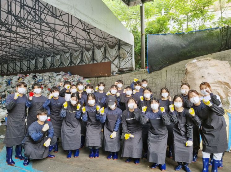 재활용품 선별분류 봉사. 국립부경대 제공