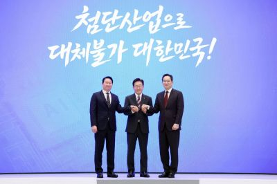 이재명 대통령과 이재용 삼성전자 회장, 최태원 SK그룹 회장이 지난달 29일 청와대에서 열린 3대 메가프로젝트 국민보고회에서 기업 투자계획 발표 후 기념촬영을 하고 있다. 연합뉴스