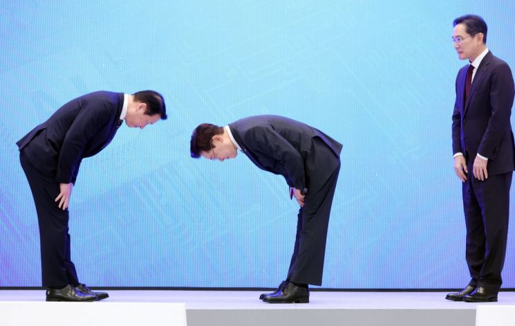 이재명 대통령이 29일 청와대에서 열린 3대 메가프로젝트 국민보고회에서 기업 투자계획 발표 후 최태원 SK그룹 회장에게 인사하고 있다. 오른쪽은 이재용 삼성전자 회장. 2026.6.29 연합뉴스