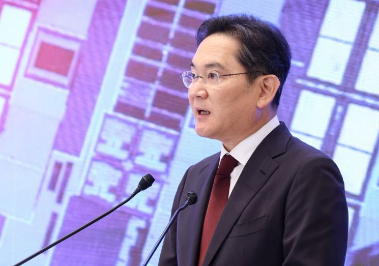 이재용 삼성전자 회장이 29일 청와대에서 이재명 대통령 주재로 열린 3대 메가프로젝트 국민보고회에서 투자계획을 발표하고 있다. 청와대통신사진기자단 연합뉴스